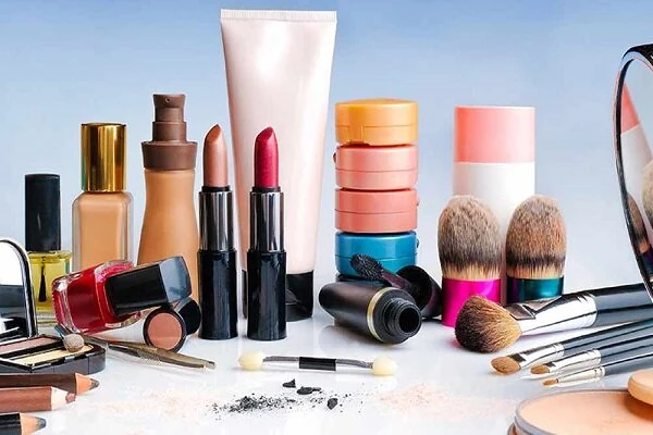 Iran's FDA Unveils List of Unauthorized Lip Products, Warns Public